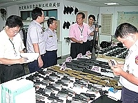 　警政署警用裝備檢查小組來馬進行例行檢查勤務，縣警局與南所密切配合檢查，槍枝彈藥琳瑯滿目。（圖／文：曹重偉）