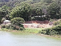　勝利水庫後方林地經地主自行開挖要種果樹，但已違反樹木花草管理自治條例而將遭罰。（圖／文：曹重偉）