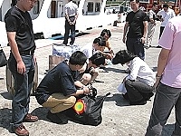 →對岸依金門協議押解四位我方刑事犯隨海峽號遣返中轉來馬,縣警局人員在岸邊進行身分查對。(圖/文:曹重偉)