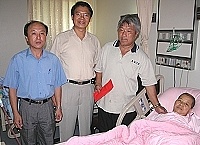 馬中校長陳善茂代表該校仁愛基金,致贈家中遭變故的徐姓學生家屬慰問金三萬元。(圖/文:曹重偉)