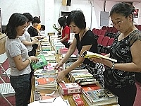 　「好書交換日」活動地區文化局與全國各縣市同步登場，大小讀友前往挑選心目中的好書。（圖／文：曹重偉）