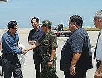 　議長陳振清、副縣長徐文吉等人親自前往機場迎接教育部長杜正勝。（圖／文：張登傑）