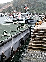 　海巡隊引進水面平台充當浮動碼頭來使用，移動靈活使用方便、上下船安全並避免船身刮傷，相當實用。（圖／文：曹重偉）
