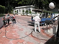 　公所清潔隊進行環境用藥噴灑，蟲蟲問題較嚴重的單位也歡迎聯繫安排時段前往加強噴灑。（圖／文：曹重偉）