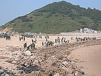 一九三旅投入數百兵力協助后澳淨灘。(圖/文:陳鵬雄)