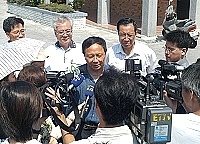 　杜正勝到那裡都是新聞人物，大批媒體記者包圍杜正勝詢問馬祖教育議題。（圖／文：張登傑）