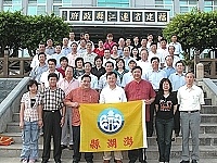 　澎湖縣長賴峰偉率縣議會及縣府主管來馬交流參訪，並致贈縣長陳雪生澎湖當地建物的雕塑作為紀念品。（圖／文：曹重偉）