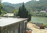     針對極受爭議的勝利水庫旁開挖案，陳姓地主主動說明，主要工程是圖中的兵舍屋頂整修，不會增加新的建築物。（圖／文：張登傑）