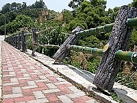 　東靖廬附近路段路邊竹節欄杆因車禍被撞倒。（圖／文：曹重偉）