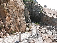 　馬管處修築的石頭步道已到達北海坑道口。（圖／文：陳鵬雄）
