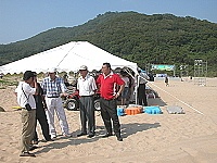 &#22338;里嬉洋派活動今登場，副縣長徐文吉前往活動場地做最後檢視工作。（圖／文：陳鵬雄）