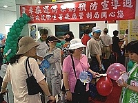 　衛生署疾管局與衛生局合辦的夏季旅遊傳染病防治宣導結束，小三通旅客們對宣導品來者不拒。（圖／文：曹重偉）