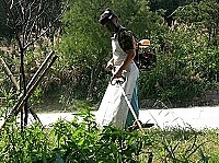  　圖為防區弟兄穿戴防護裝備進行除草，以確保人員操作安全。（圖與文:萬力維）
