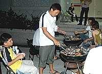 　真「風」狂！颱風夜地區年輕朋友乾脆乘機舉辦年度烤肉大會。（圖／文：張登傑）