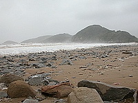 　大風大浪之後，&#22338;里沙灘碎石全都露，和幾天前的景觀完全不同。（圖／文：陳鵬雄）