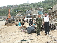 　軍民合作進行福正沙灘淨灘活動。（圖／文：林冰芳）
