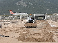 　塘后道積沙嚴重，環保單位出動鏟土車清除。（圖／文：陳鵬雄）