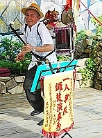 　在街頭藝術家王恆義的敲敲打打、吹吹拉拉聲中，「讓音樂帶你去旅行」昨日下午在牛角熱鬧登場。（圖／文：張登傑）