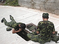 　風雨過後，東引駐軍忙著搶修出現故障的電話線路。（圖／文：陳其敏）