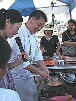   料理界年輕主廚謝宜榮現場教授莒光三寶新吃法。（圖／文：林冰芳）