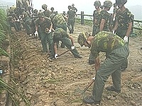 為恢復交通正常運作及道路安全,一九三旅旅長季將軍在第一時間帶領一九三旅官兵弟兄搶通各受阻路段。(圖/文:蔡忠孝)