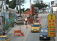 　東引南澳民生國宅電力地下化施工影響道路使用，過往人車須注意安全。（圖／文：陳其敏）