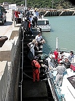 　浮動碼頭遲遲無法興建，旅客上下船險象環生。（圖／文：曹重偉）