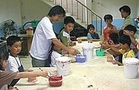 馬祖陶藝家陳振輝指導基隆東方國小學童上釉技巧。(圖:陳振輝提供)