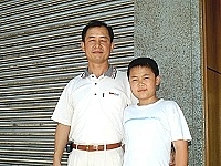 　今年七月授階晉升少將的山隴子弟曹志宏，昨日衣錦還鄉，與兒子在老家前合影留念。（圖／文：張登傑）