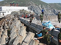 東引駐軍動員數百人集中在東西引連堤兩側海岸淨灘,與海漂垃圾大作戰。(圖/文:陳其敏)