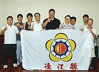 　馬祖鄉親參加「搶灘料羅灣」活動，昨日縣長陳雪生親自授旗。（圖／文：張登傑）
