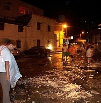 清水村汙水下水道廿九日夜裡發生沼氣爆發,環保局人員及替代役全部出動清除;村長陳善安所指的水溝蓋就是被震飛的「驚爆點」。(圖/文:曹重偉)