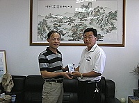 　連江縣議員張永江兄妹八人，致贈其母奠禮伍拾萬元，成立東引國中小獎助學金專戶。（圖／文：東引國中小提供）