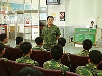 　副司令於官兵返台休假前，不忘叮嚀大家注意自身安全，並嚴守營外軍紀，維護軍人形象。（圖╱文：陳培倫）