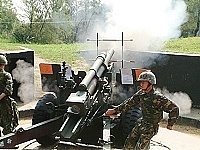 　圖為官兵弟兄發揮平日精實訓練，展示國軍高水準火力，火砲射擊之剎那震撼景象。（圖╱文:萬力維）