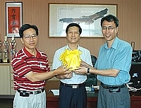 　介壽國民中小學昨日舉行新任校長交接儀式，在陳振興督學監交下，原任校長林俊惠功成身退，由教育局課程督學陳書安兼任校長職務。（圖／文：張登傑）