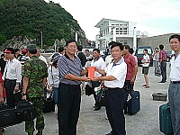 　莒光鄉親組團爸爸節大陸雲南旅遊，鄉長柯玉官至碼頭致贈程儀。（圖／文：陳樂團）
