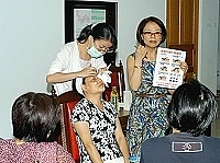 　馬港社區發展協會舉辦「粧點美麗容顏」系列講座，林淑慧老師與助教梁靜淑示範清潔洗臉的程序與要領。（圖／文：張登傑）