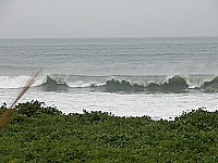 　中颱馬莎路徑偏北，&#22338;里沙灘已經出現長浪，浪高三米以上。(圖/文:陳鵬雄)