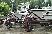 　昨日馬莎颱風期間馬祖地區風雨不強，但是海龍弟兄仍是「毋恃敵之不來，恃吾有以待之」，做好防颱準備，將海龍快艇停放於鐵板停車場。（圖／文：張登傑）