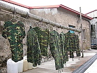 　國軍精實的大環境下，馬祖露天曬衣場很少看見有軍服。（圖／文：陳鵬雄）