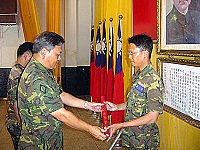 一九三旅旅長季將軍親自頒獎予受獎人員,並肯定其在工作崗位上所付出的努力及辛勞(圖╱文:蔡忠孝、黃斯榆)