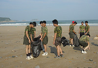 一九三旅官兵全體動員,協助地方做好環保清潔維護工作(圖╱文:蔡忠孝)