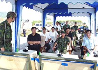 一九四旅實施「萬平操演」,旅長親往據點視導演訓情形,並邀請縣長、立委、鄉長與地方士紳等列席參觀。(圖╱文:劉駿輝)