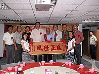 　北竿各界慶祝父親節，模範父親鄭銀利接受表揚。（圖／文：陳鵬雄）