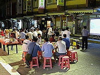 　馬祖村昨晚在大街上慶祝八八父親節，酒香、歌聲四處飄蕩，讓整條街熱鬧非凡。（圖／文：曹重偉）