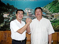 　連江地檢署檢察長賴哲雄（左）拜會縣長陳雪生，雙方對於幽靈人口必須嚴格偵辦達高度共識。（圖／文：曹重偉）
