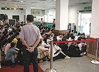 我方昨天遣返一百六十四位大陸客,年輕女性還是絕大多數。(圖/文:曹重偉)