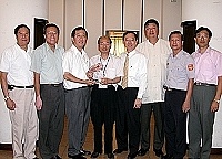 對岸福建省紅會秘書長何鐘生(左四)屆齡退休,我方紅會總會特別致贈「嘉惠兩岸」紀念牌,表彰他十五年來對遣返作業的支持與協助。(圖/文:曹重偉)