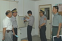 　連江縣政府昨日下午進行全民防衛「萬安二十八號」預演，圖中預演小組在勤務指揮中心檢視緊急警報聲響。（圖／文：張登傑）